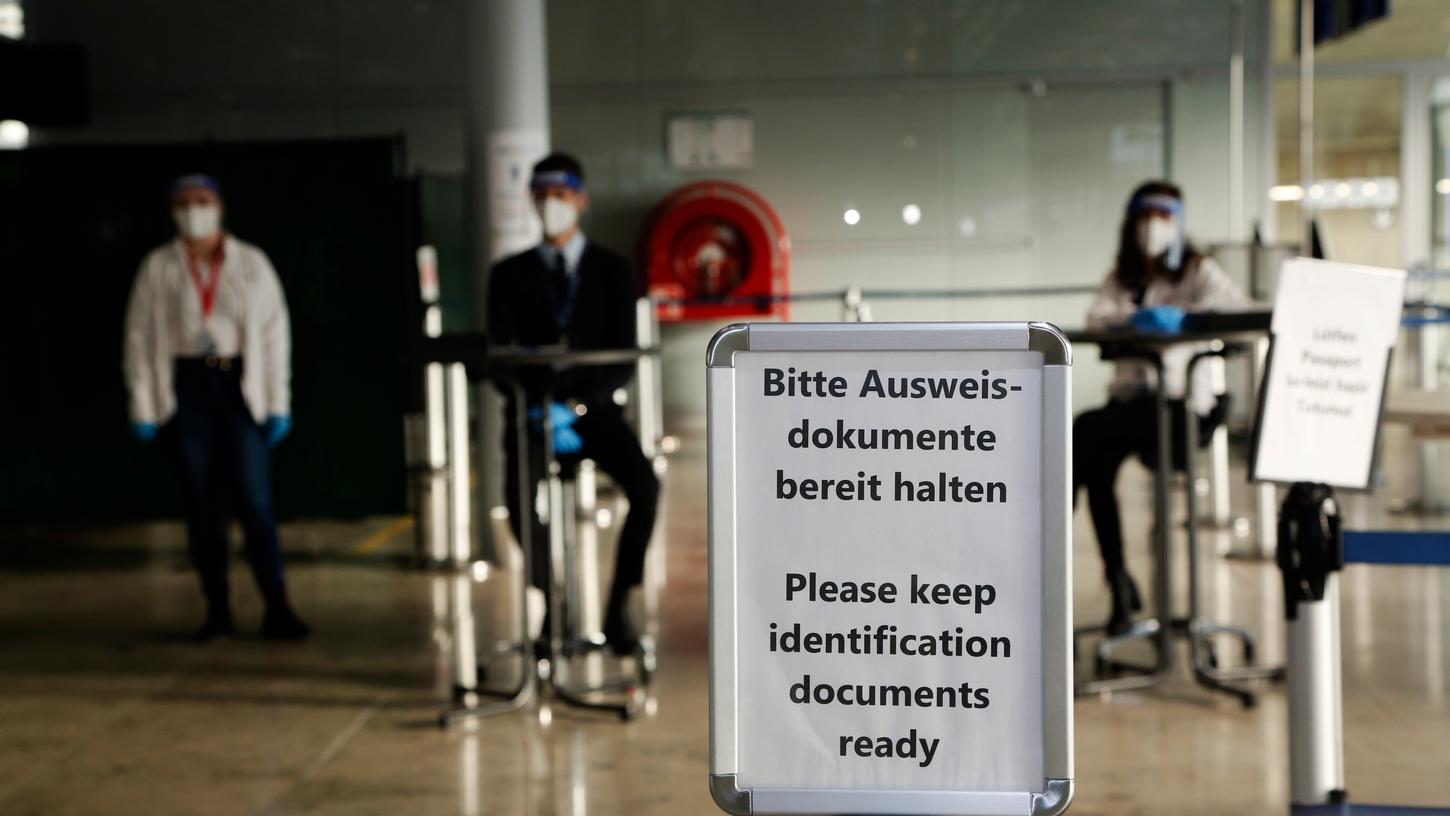 Am Nürnberger Airport warten Mitarbeiter auf Fluggäste, die auf Corona getestet werden. 