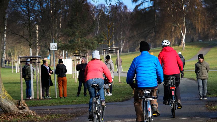 Familien und Fahrradfahrer: Viel los im Nürnberger Marienbergpark