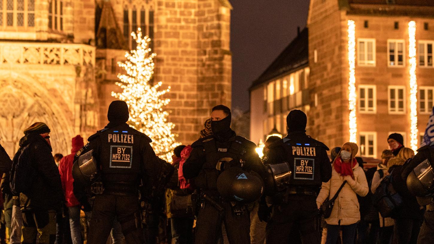 Bei der Demo von Corona-Gegnern Anfang Januar gerieten ein Ex-Polizist und Einsatzkräfte des USK aneinander.
Bei der Demo von Corona-Gegnern Anfang Januar gerieten ein Ex-Polizist und Einsatzkräfte des USK aneinander.