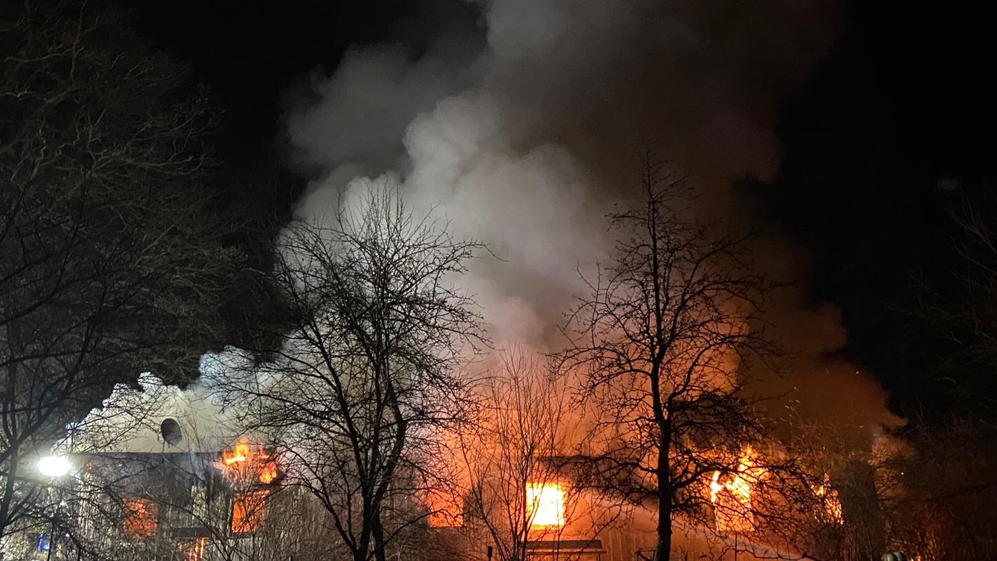 Tödliches Feuer in Gartenhaus im Landkreis Fürth: Leiche wird obduziert