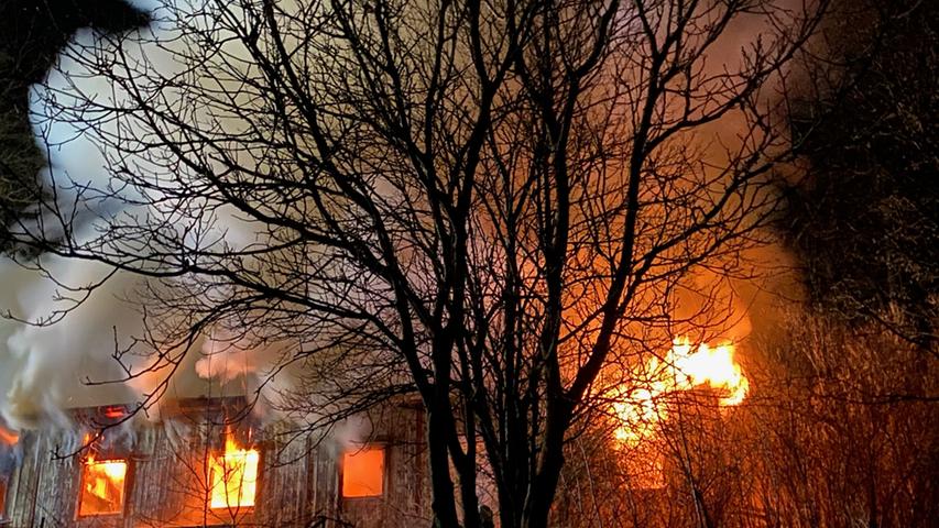 Hütte geht in Flammen auf: Mann stirbt bei Fürth