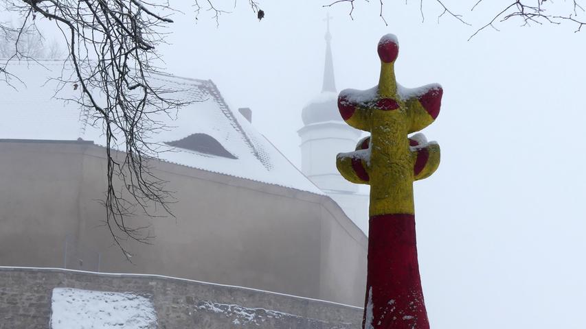 Ein winterliches Gewan haben auch die Skulpturen von Ernst Steinacker an der Burg Spielberg übergeworfen.