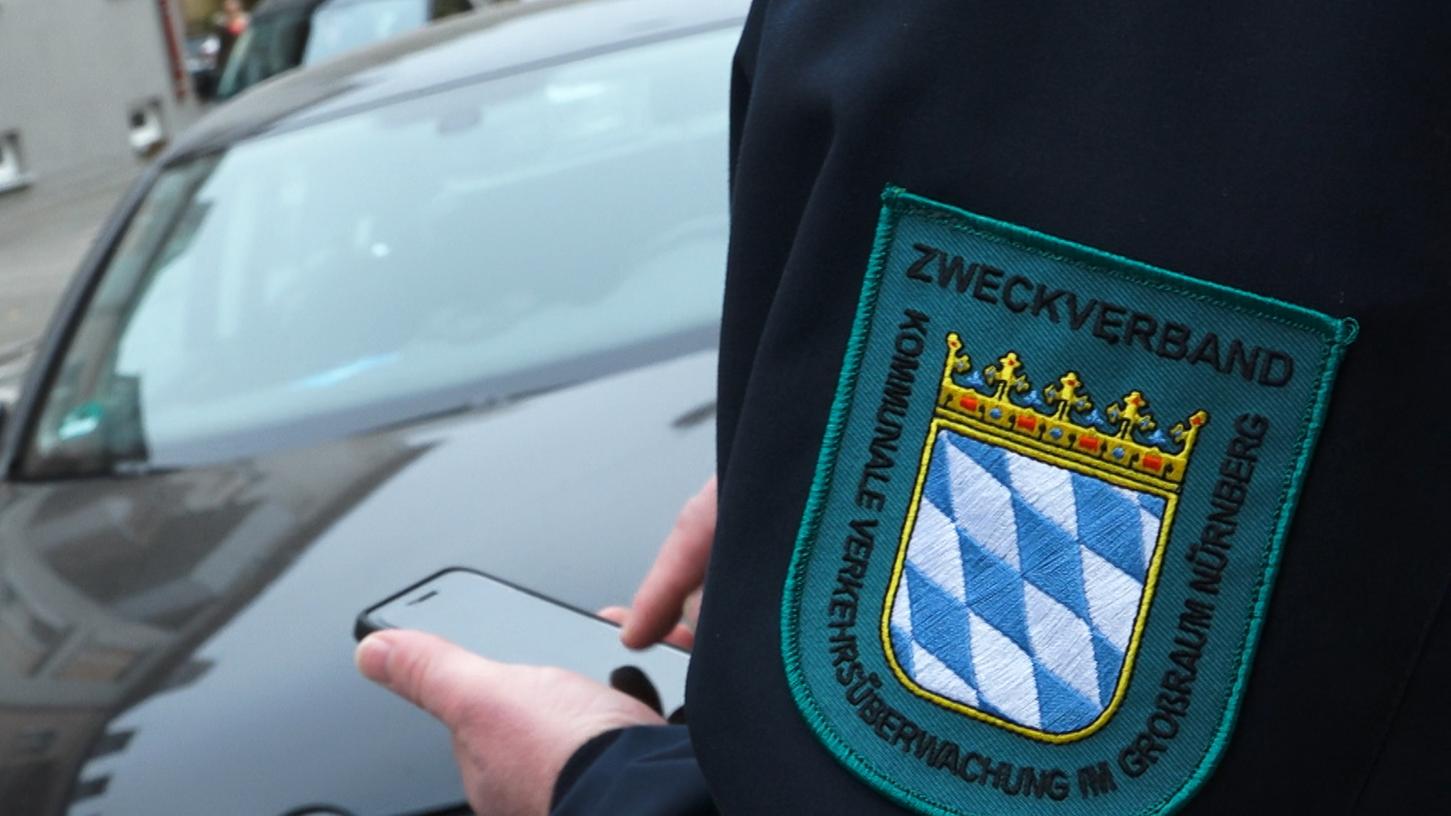 Die Polizei winkt ab: Sie kann Verkehrsüberwachung nicht mehr leisten. Also müssen die Kommunen selbst ran, auch Rednitzhembach gibt Geld für die Parkraumüberwachung aus.
Die Polizei winkt ab: Sie kann Verkehrsüberwachung nicht mehr leisten. Also müssen die Kommunen selbst ran, auch Rednitzhembach gibt Geld für die Parkraumüberwachung aus.