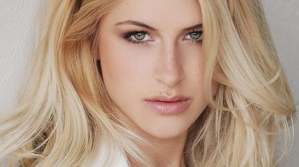 Sie belegte den dritten Platz bei der Wahl zur Miss Fränkische Schweiz 2015, zog sich schon für den Playboy aus und nahm an TV-Sendungen wie "Tutti Frutti" (RTL Nitro), "Kopfgeld" (RTL) oder "Shopping Queen" (Vox) teil: Lea Götz, Model aus Franken.