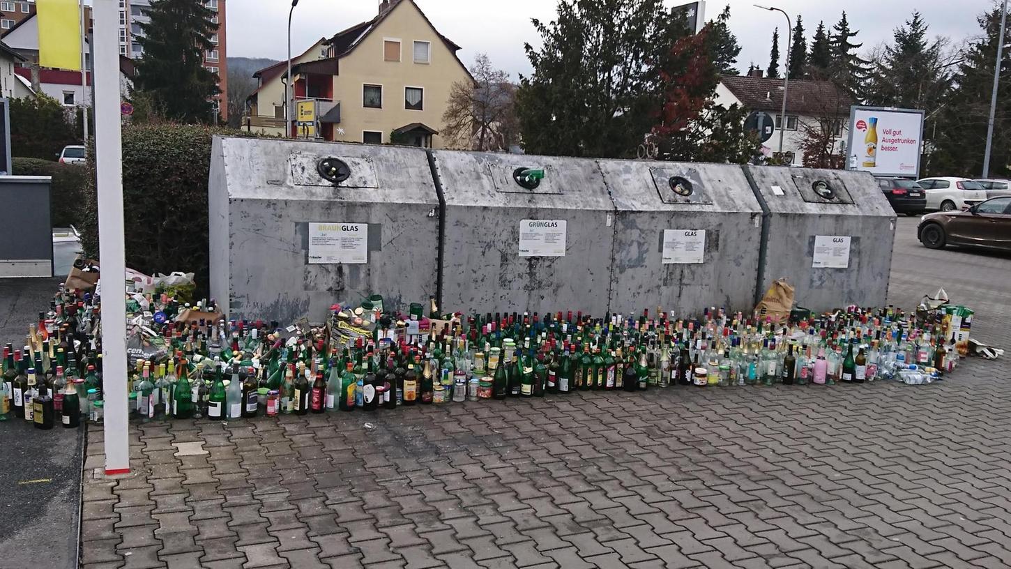 In Reih und Glied stehen sie da: Unmengen von Glasflaschen vor Altglascontainern (im Bild: Sammelstation in Forchheim-Nord)