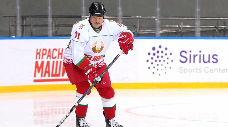 Eishockey als Plattform: Alexander Lukaschenko sieht keinen Grund für eine Absage der WM in Belarus.