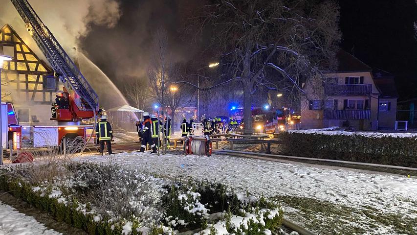Ansbacher Wohnhaus in Flammen: Feuer von Dachstuhl breitet sich aus