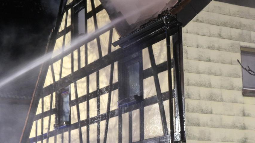 Ansbacher Wohnhaus in Flammen: Feuer von Dachstuhl breitet sich aus