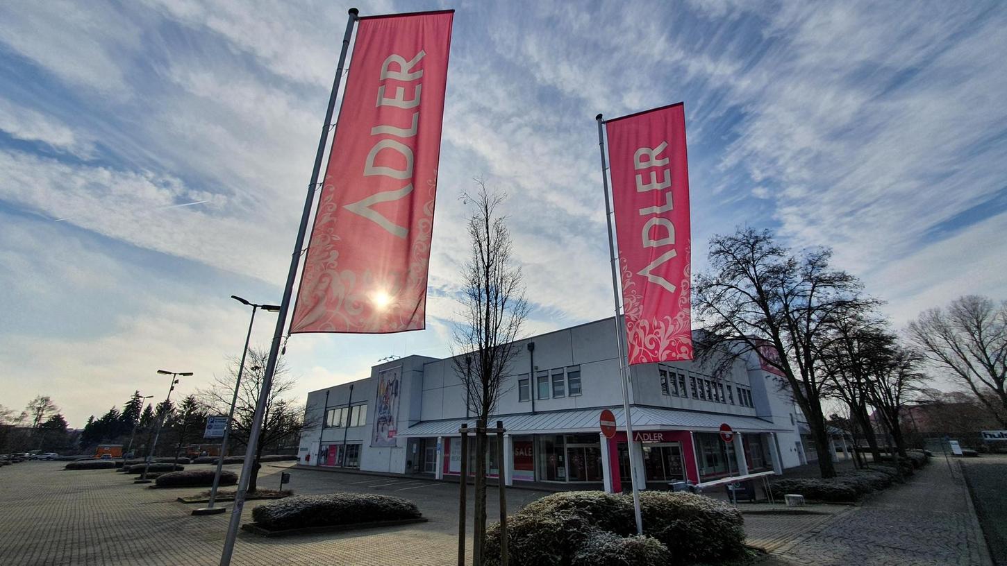Seit 1987 ist die Modekette Adler in Fürth präsent: Die Filiale liegt an der Hans-Vogel-Straße – und damit nah an der A73.