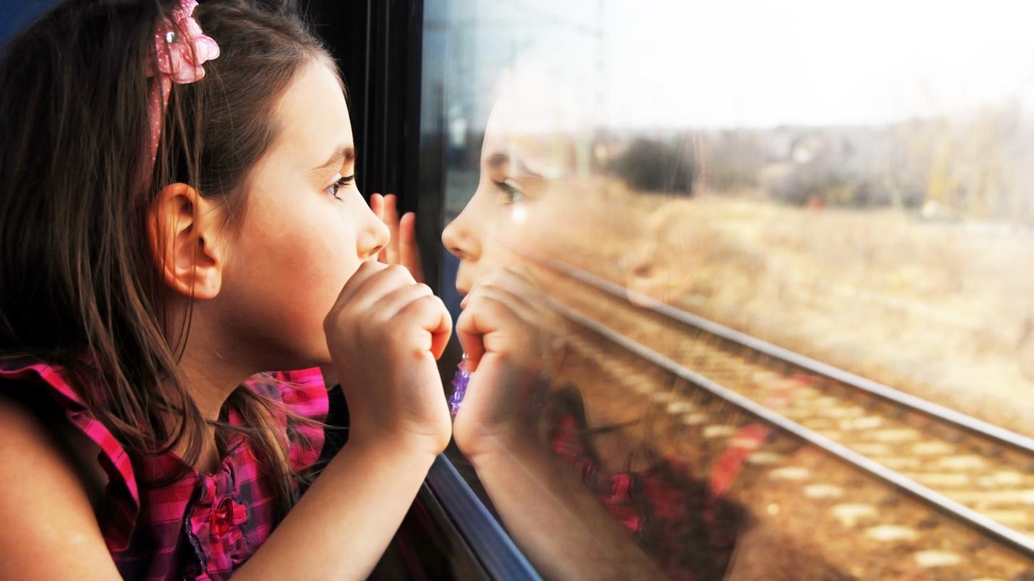 Viele Kinder reisen gerne mit dem Zug. Die Kinderzeitung "nanu!?" berichtet in ihrer Ausgabe vom 15. Januar über die Geschichte und die Gegenwart der Eisenbahn.