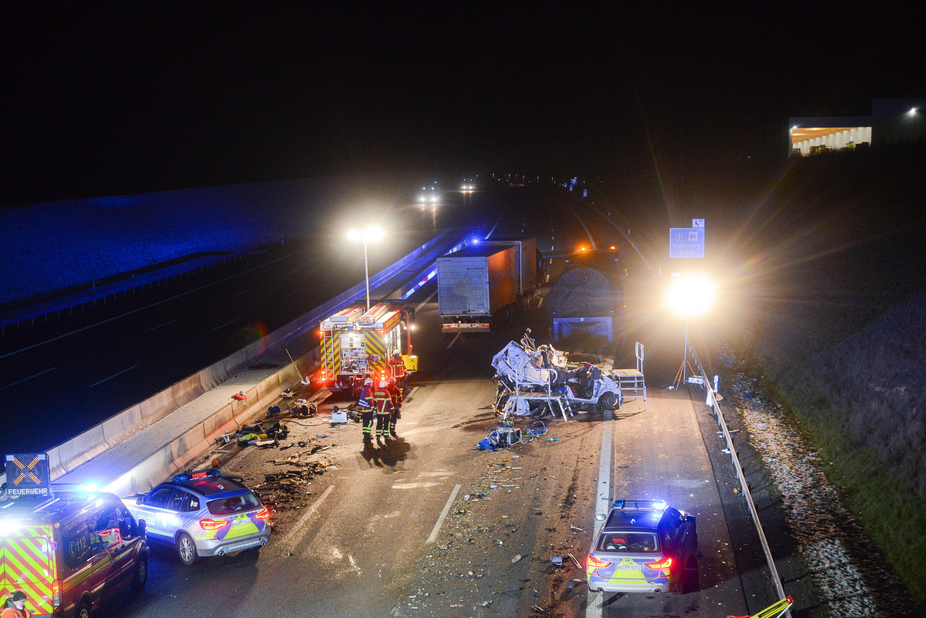 Lkw Fahrt Auf A3 In Begleitfahrzeug Mann Stirbt Bei Unfall Region Nordbayern
