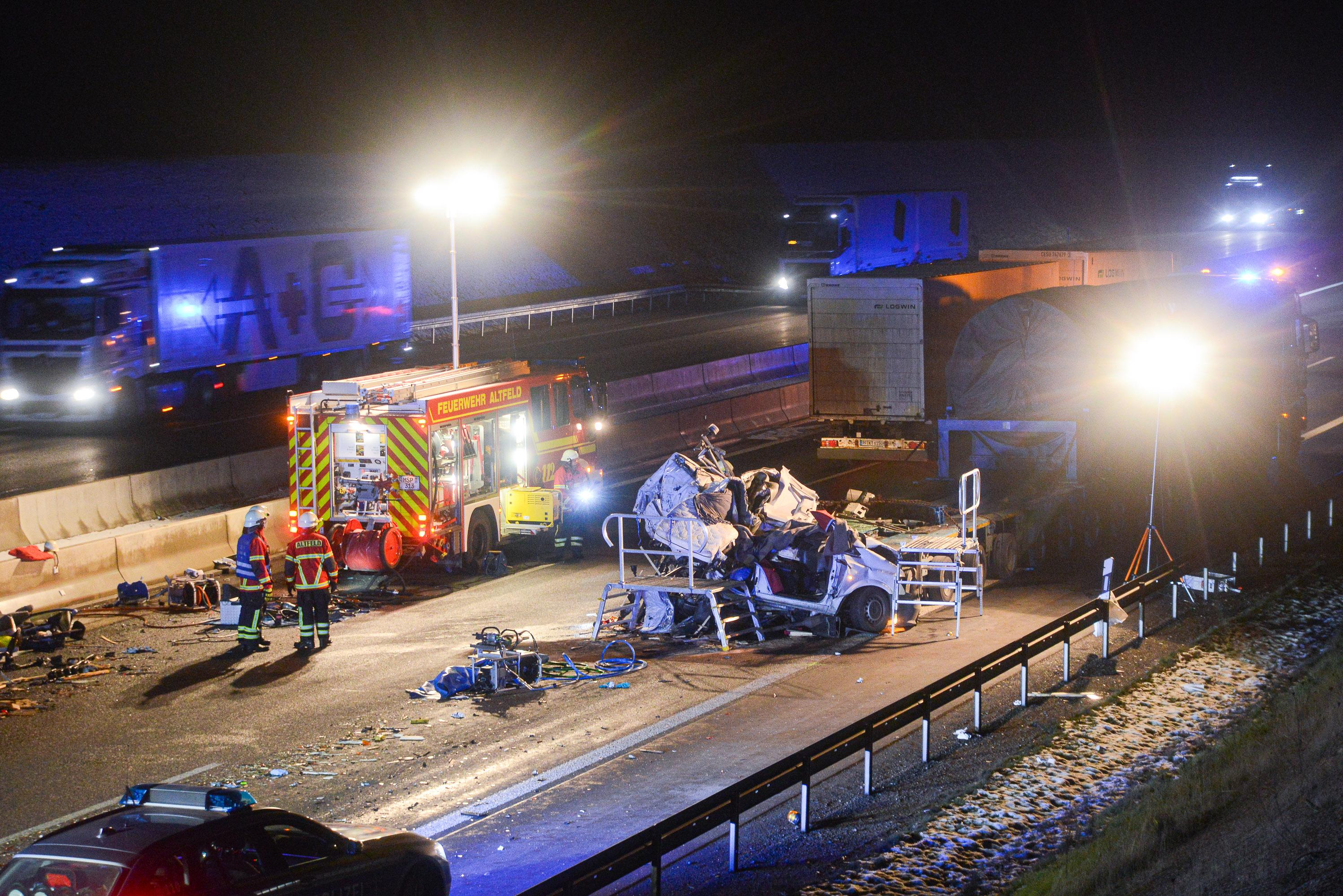 Lkw Fahrt Auf A3 In Begleitfahrzeug Mann Stirbt Bei Unfall Region Nordbayern