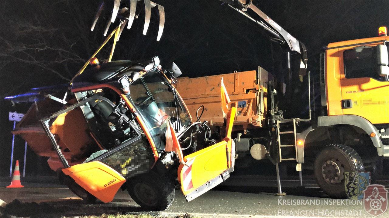 Lastwagen mit Kran muss 1,7-Tonnen-Streufahrzeug bergen