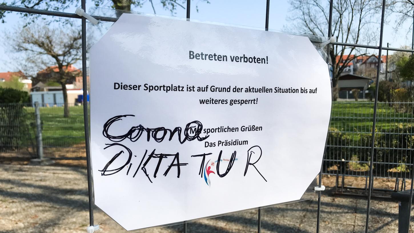Auf einem Hinweisschild «Betreten verboten!» an einem Sportplatz haben Unbekannte den Schriftzug «Corona Diktatur» ergänzt. Die Jury der sprachkritischen Aktion in Darmstadt hat für das Jahr 2020 ein Unwörter-Paar gekürt.