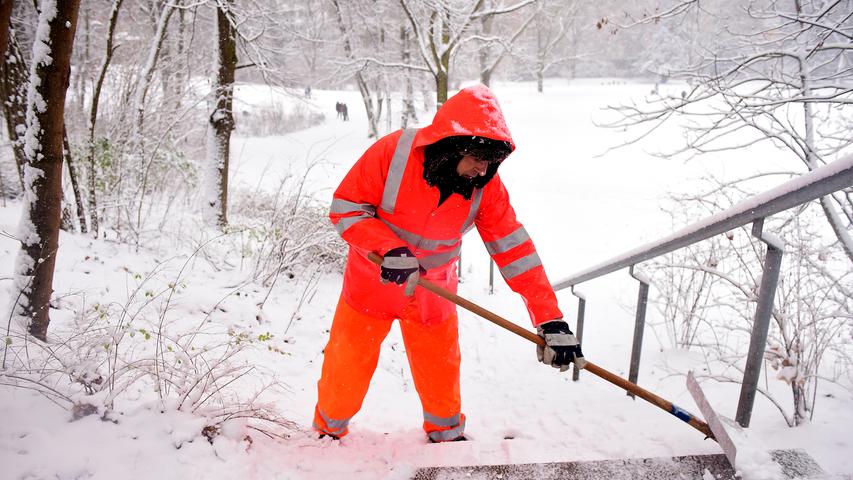 Nach dem Frost vom Vortag sorgte heftiger Schneefall für eine Verlängerung des Wintervergnügens. Auch im Stadtpark hatte die städtischen Mitarbeiter alle Hände voll zu tun.