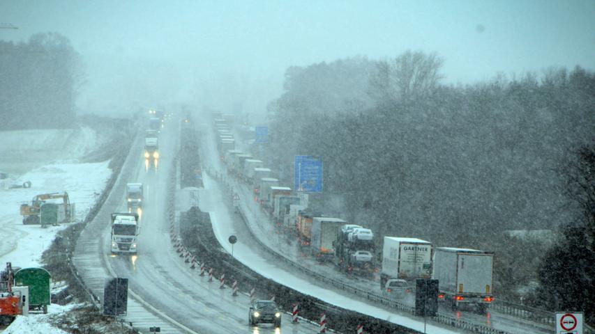 Unterwegs zu sein auf der Autobahn - hier die A3 von der Brücke bei Gremsdorf in Richtung Norden - ist bei diesem Wetter nicht wirklich optimal.