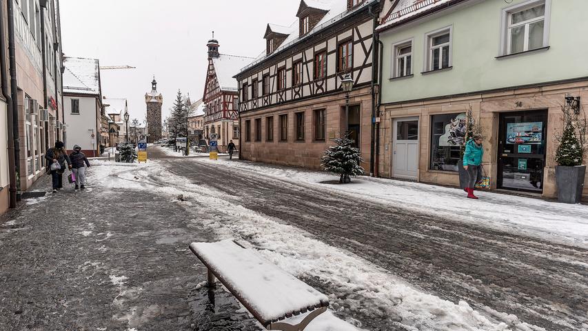 Die Innenstadt von Herzogenaurach: leergefegt wegen Corona und trotzdem hübsch anzusehen mit dem Schnee.