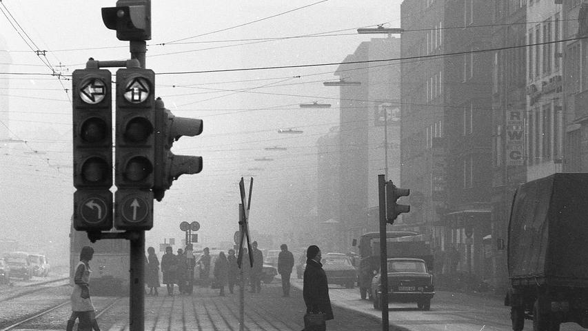 Nicht einfacher Nebel, sondern Smog hat diese Straße eingehüllt: Die Luftverschmutzung in Nürnberg einen Grad erreicht, bei dem die Gesundheitsschäden in der Bevölkerung nicht mehr wegzuleugnen sind. Hier geht es zum Kalenderblatt 16. Januar 1971: Giftschwaden über Nürnberg.