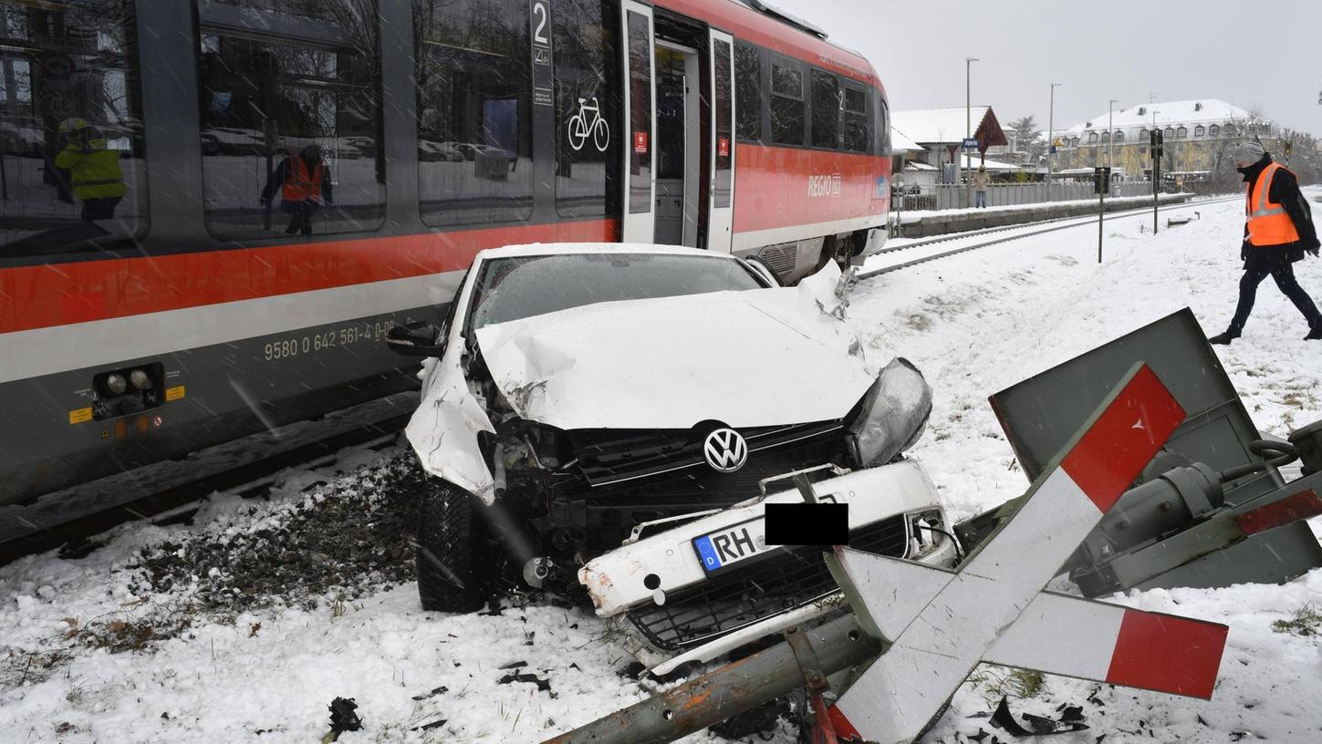 Auto wird in Roth von Regionalzug erfasst