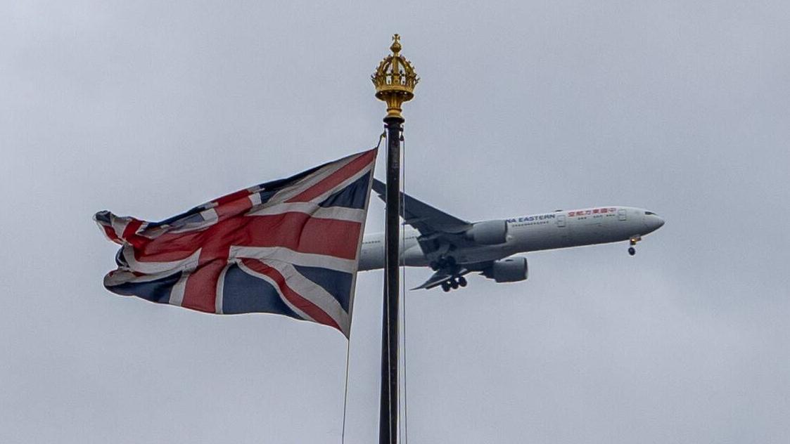 Erstmal ändert sich nicht schrecklich viel für EU–Bürger, die künftig nach Großbritannien reisen. Doch einige Bestimmungen könnten noch kippen.
Erstmal ändert sich nicht schrecklich viel für EU–Bürger, die künftig nach Großbritannien reisen. Doch einige Bestimmungen könnten noch kippen.