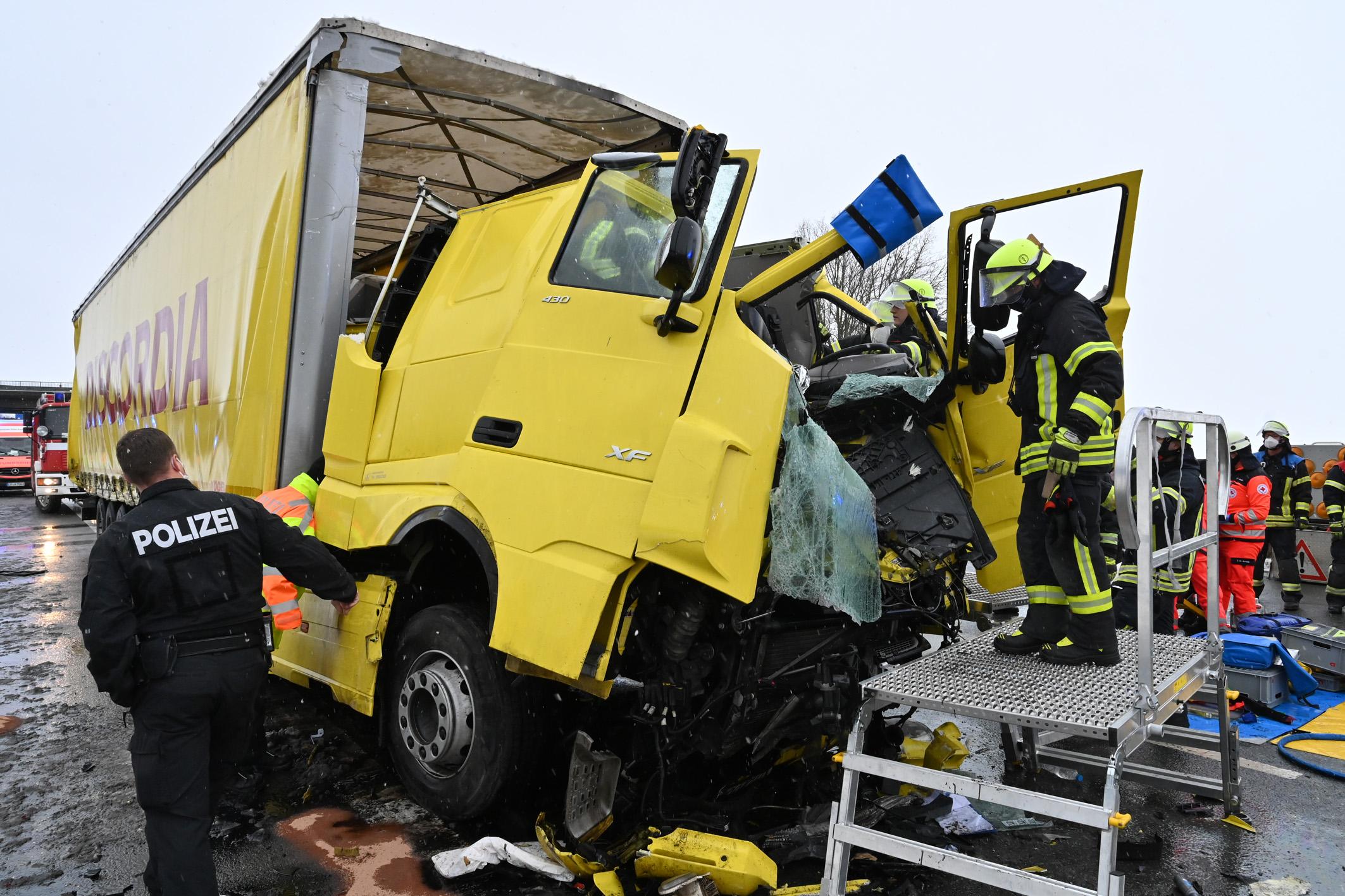 Lkw-Unfall Auf Der A3 Bei Erlangen: Führerhaus Buchstäblich Aufgespießt ...