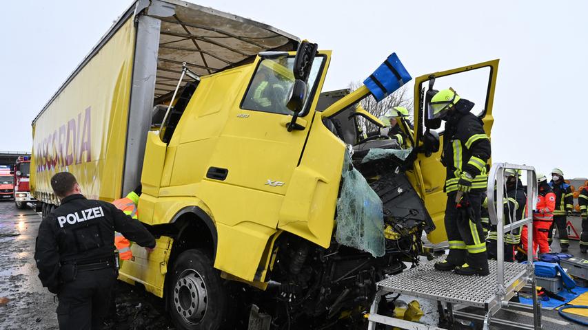 Der Fahrer des gelben Brummis wurde bei dem Unfall eingeklemmt und musste mit Spezialwerkzeug aus dem völlig zerstörten Führerhaus befreit werden.