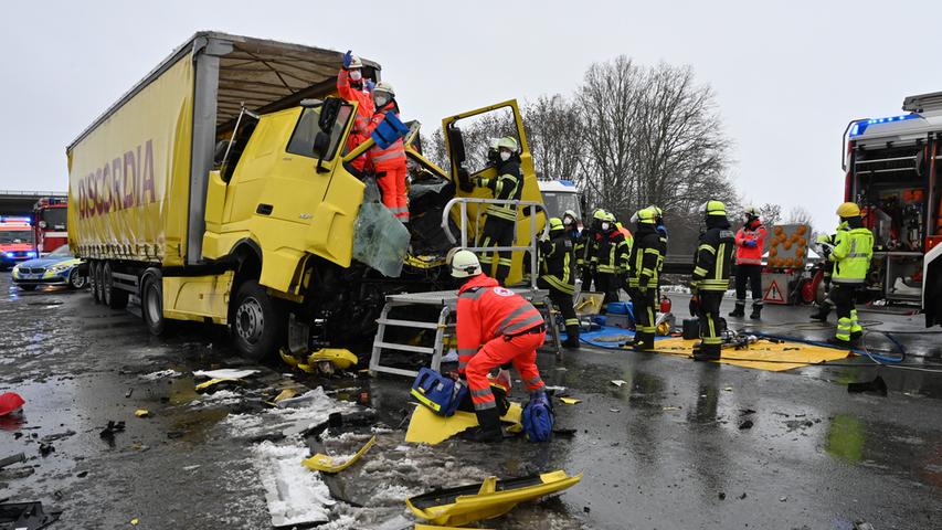 Schwerer Lkw-Unfall auf der A3 bei Erlangen