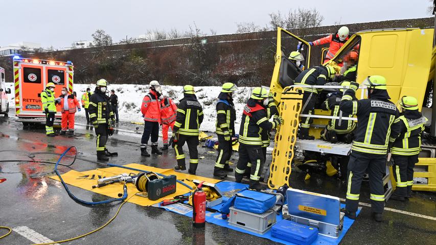 Schwerer Lkw-Unfall auf der A3 bei Erlangen