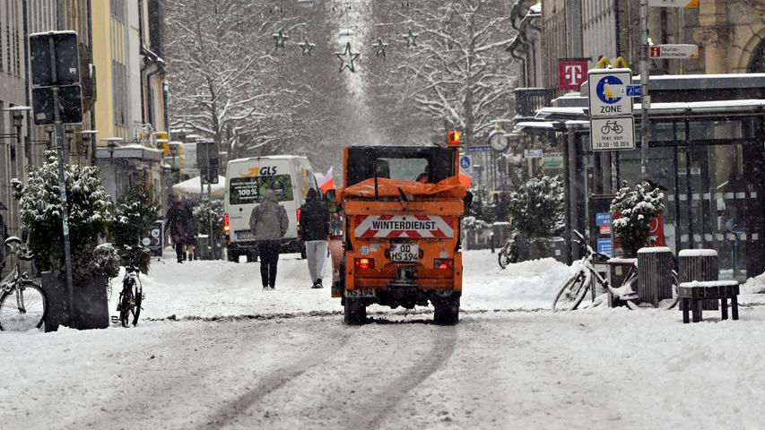 Wintereinbruch in Erlangen: Angesichts der Wetterprognosen für die kommenden Tage sind die Räum- und Streufahrzeuge praktisch im Dauereinsatz.