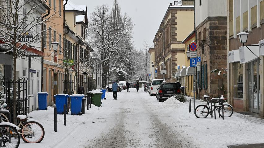 Wintereinbruch in Erlangen: Angesichts der Wetterprognosen für die kommenden Tage sind die Räum- und Streufahrzeuge praktisch im Dauereinsatz.