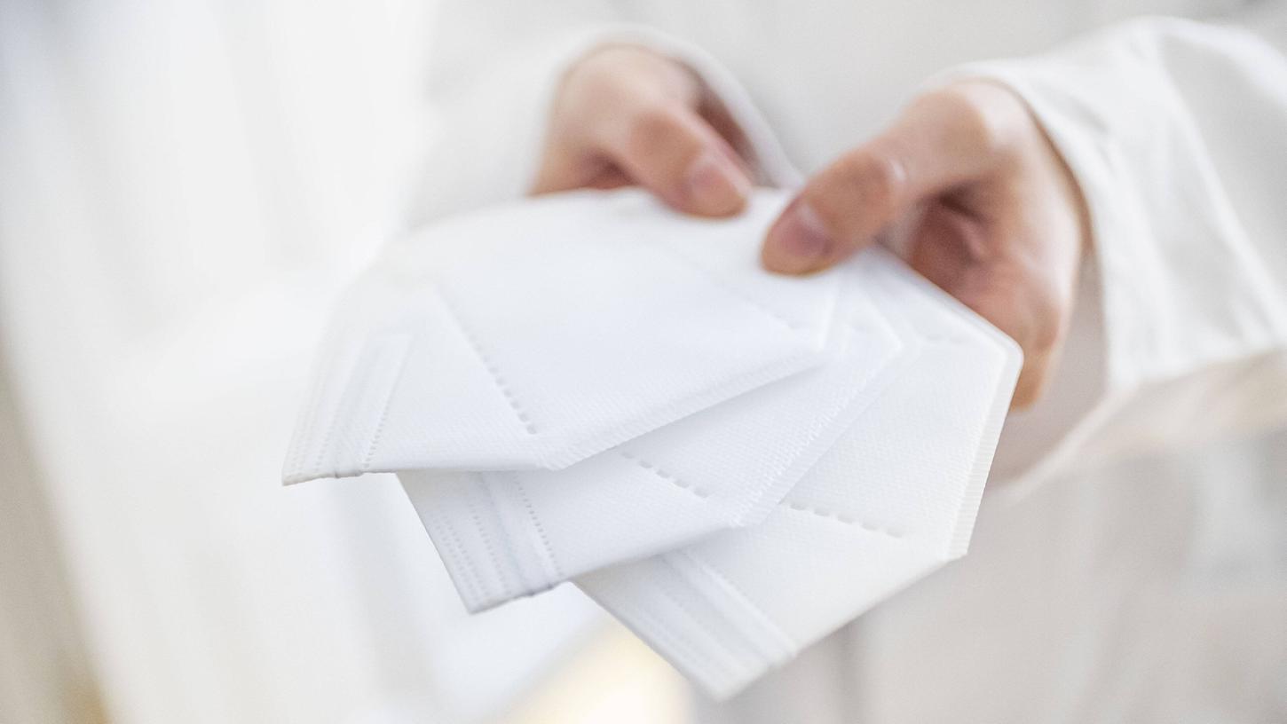 Bayern geht in der Bekämpfung des Coronavirus einen Schritt weiter: Im öffentlichen Nahverkehr und beim Einkaufen gilt ab Montag eine FFP2-Maskenpflicht.
Bayern geht in der Bekämpfung des Coronavirus einen Schritt weiter: Im öffentlichen Nahverkehr und beim Einkaufen gilt ab Montag eine FFP2-Maskenpflicht.