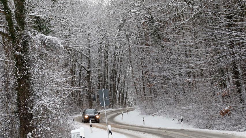 Winterliche Straßenverhältnisse zwischen Rettern und Weilersbach.