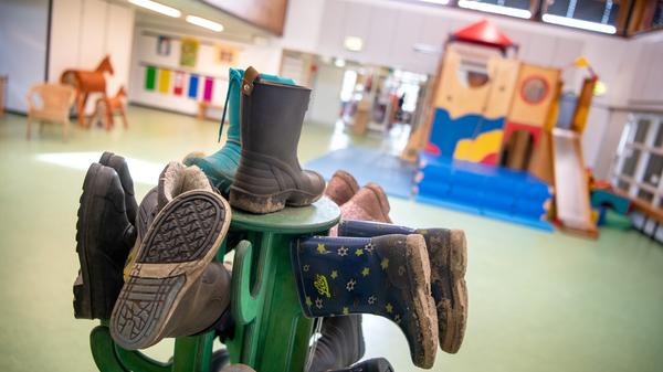 Auch die Kindertagesstätten sollen weiter nur im Notbetrieb weiterlaufen und nicht wieder regulär öffnen dürfen. Im Gegensatz zum ersten Lockdown im Frühjahr ist die Notbetreuung allerdings nicht mehr daran gekoppelt, dass die Eltern in systemrelevanten Berufszweigen arbeiten. Daher findet derzeit bereits wieder deutlich mehr Betreuung statt als zu Beginn der Pandemie.