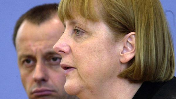 Zuletzt fand Friedrich Merz nur anerkennende Worte für die Kanzlerin, dabei gilt das Verhältnis der beiden als belastet. Der Grund: Im Jahr 2000 folgt Friedrich Merz Wolfgang Schäuble als Vorsitzender der CDU-Fraktion im Bundestag nach. Zwei Jahre später aber ist er den Posten schon wieder los – weil der Fraktionsvorsitz von der damaligen Parteivorsitzenden für sich beansprucht wird – Angela Merkel. 2009 verlässt Merz den Bundestag und nennt politische Differenzen als Grund.