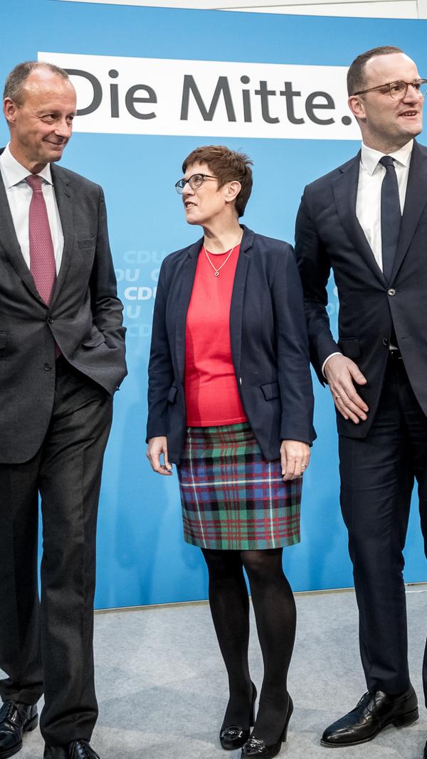 2018 gibt Merz das von vielen Konservativen ersehnte Comeback in der Politik: Er bewirbt sich um den CDU-Vorsitz. Seine Kontrahenten: Jens Spahn (rechts) und Annegret Kramp-Karrenbauer. Merz schafft es in den zweiten Wahlgang, unterliegt dort aber Kramp-Karrenbauer.