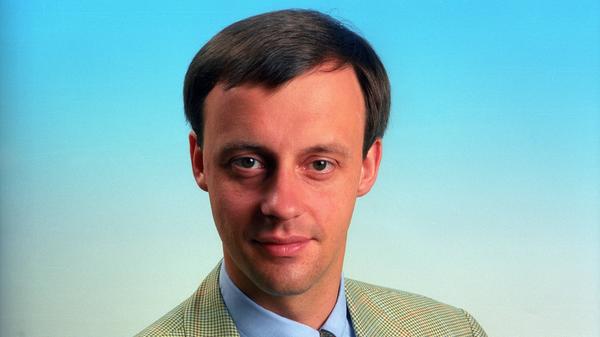 Friedrich Merz, 1955 in einer Juristenfamilie im Sauerland geboren, sorgt bereits in seiner Zeit am Gymnasium für Aufsehen – allerdings nicht in guter Hinsicht. Erst muss er eine Klasse wiederholen, später die Schule sogar wechseln. Die Begründung: schwere disziplinarische Störungen. Merz selbst berichtet, er habe in dieser Zeit die Haare schulterlang getragen und angefangen, zu rauchen und Bier zu trinken.
