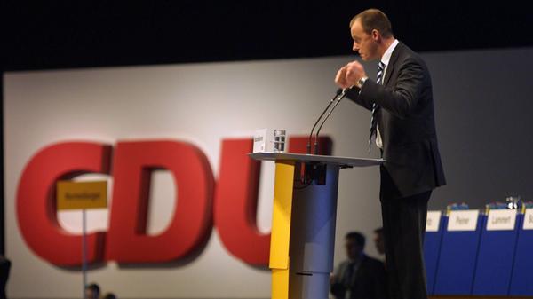 In der Wirtschaftspolitik gilt Merz als (Neo-)Liberaler – in den 2000er Jahren fordert er Entlastungen für Unternehmen und die Kürzung von Sozialleistungen. 2003 macht er einen Vorstoß, der bis heute mit seinem Namen verbunden ist: Die Steuererklärung müsse so einfach sein, dass sie auch auf einen Bierdeckel passe. Den Vorschlag von nur drei Steuersätzen würde er heute nicht mehr wiederholen, sagt Merz inzwischen. Eine „erhebliche Vereinfachung“ des Steuersystems aber fordert er noch immer.
