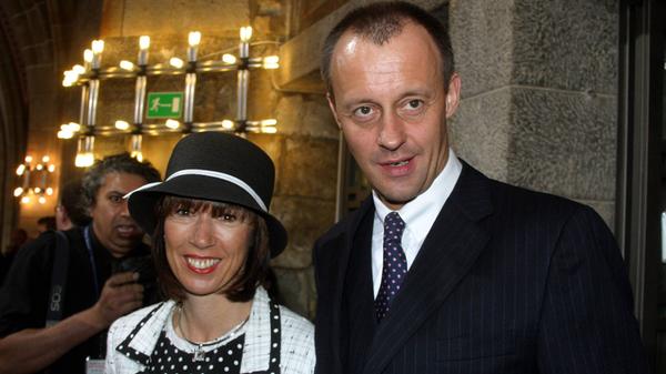 Friedrich Merz ist seit 1981 mit seiner Frau Charlotte verheiratet, sie haben drei erwachsene Kinder. In einem Interview mit der „Bunten“ lobt Charlotte Merz auch die Kochkünste ihres Mannes. „Spaghetti Frutti di Mare ist sein Lieblingsgericht, das gelingt immer und schmeckt auch mir gut“, sagt sie. „Und er geht auch einkaufen oder bügelt seine Hosen selbst.“ Merz ist außerdem Hobbypilot und Funkamateur.