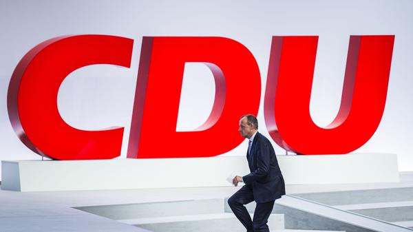 Was vor 20 Jahren galt, stimmt immer noch: Friedrich Merz polarisiert wie kaum ein anderer Unionspolitiker. Ein Beispiel: Der „Bild“-Zeitung sagt Merz auf Nachfrage, er zähle sich zur „gehobenen Mittelschicht“ in Deutschland. Ökonomen widersprechen: Merz, der nach eigenen Angaben von 2018 „rund eine Million Euro“ brutto im Jahr verdient, sei ganz klar Teil der Oberschicht.