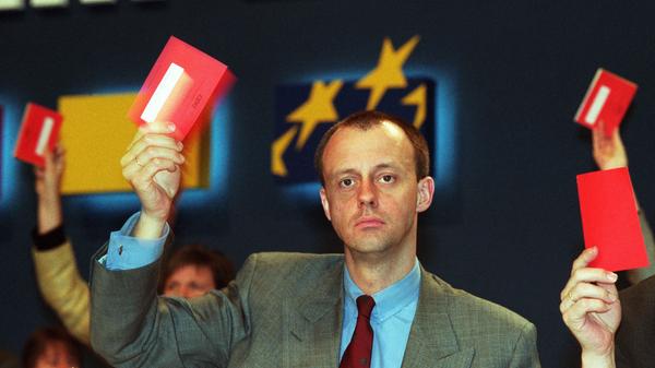 Nach Abitur und Wehrdienst studiert Merz Jura in Bonn und Marburg, wird Amtsrichter und später Syndikus beim Verband der Chemischen Industrie. 1989 wird Merz, zuvor bereits Chef der Jungen Union, ins Europäische Parlament in Straßburg gewählt. 1994 wechselt er in den Deutschen Bundestag, wo er in den Reihen der Unionsfraktion schnell aufsteigt.