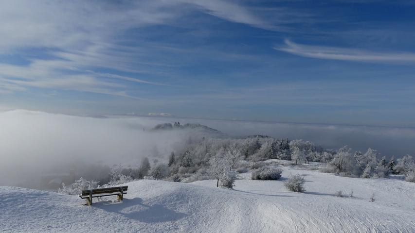 Schnee und Sonnenschein laden zum Winterspaziergang am Hesselberg ein.