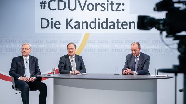 Durchaus überraschend: Friedrich Merz findet – trotz unzähliger auseinandergehender Positionen – viel Lob für die Grünen. "Die Partei arbeitet sehr diszipliniert und sehr profund“, sagt Merz. "Diese Leute sind im Stoff. Die sind im Thema. Die verstehen, worüber sie sprechen.“ Die CDU könne sich daran ein Vorbild nehmen. 2020 bewirbt er sich erneut um den Vorsitz, die Kontrahenten sind diesmal Armin Laschet (Mitte) und Norbert Röttgen (links).