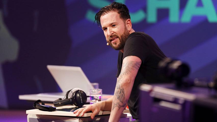 Michael Wendler ist für RTL zum Problem geworden. Nachdem er die Corona-Maßnahmen der Regierung auf der Internet-Plattform Telegram als "KZ" bezeichnet hatte, wurde der DSDS-Juror aus der Castingshow herausgeschnitten.