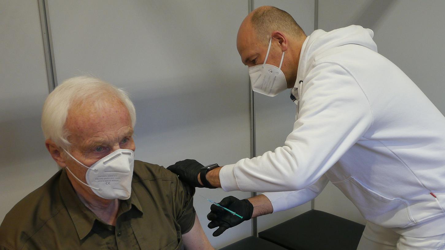 Das Impfzentrum in Schwabach ist schon seit gut einer Woche (sporadisch) geöffnet. Hier erhält der frühere Schwabacher Oberbürgermeister Hartwig Reimann die erste Immunisierung.