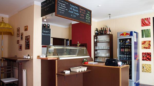 Mit verschiedensten Gewürzen und Curry-Arten führt das Red Curry House in der Lorenzer Straße in die exotische Welt Asiens ein. Regelmäßig bleiben auch hier ganze Gerichte - ob vegan oder mit Fleisch - übrig und können für rund 3,50 Euro ergattert werden. Die Betreiber bitten Kunden darum, ihre eigenen Flischhaltebox mitzubringen. Alternativ kann vor Ort eine Verpackung für 50 Cent erworben werden.