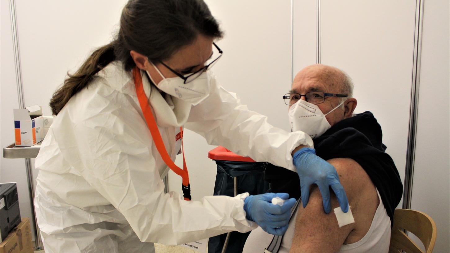 Nur ein kurzer Pikser: Die Krankenschwester Petra Mühlöder impft Rudolf Geng. Nur ein kurzer Pikser: Die Krankenschwester Petra Mühlöder impft Rudolf Geng.
