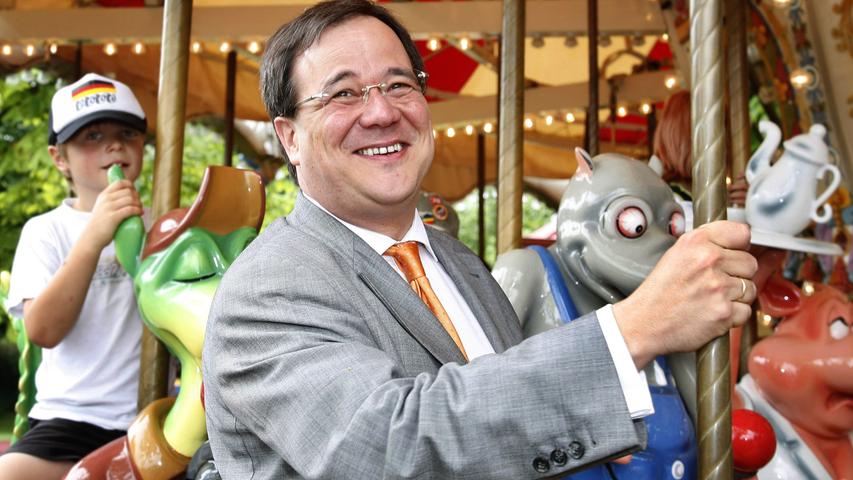 Ohne eine Passion für den Karneval kommt man in Nordrhein-Westfalen als Politiker wohl nicht weit – Laschet ist seit 2018 Ehrensenator und Preisträger des Ordens wider den tierischen Ernst. Dass er Humor hat, beweist er auch 2020 – er macht in einer Folge des „Tatort“ mit – und spielt: sich selbst.
