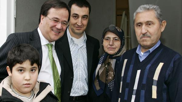 2005 beruft der nordrhein-westfälische Ministerpräsident Jürgen Rüttgers Laschet in sein Kabinett – als Chef eines neu zugeschnittenen Ministeriums für Generationen, Familie, Frauen und Integration. Damit wird Laschet zum ersten Integrationsminister in Deutschland überhaupt. Er vertritt eine liberale Position: Deutschland sei auf Einwanderung angewiesen, umso wichtiger sei es, Migranten Bildungschancen zukommen zu lassen. 2010 ist Laschet den Posten wieder los – NRW wird fortan von Rot-Grün regiert.