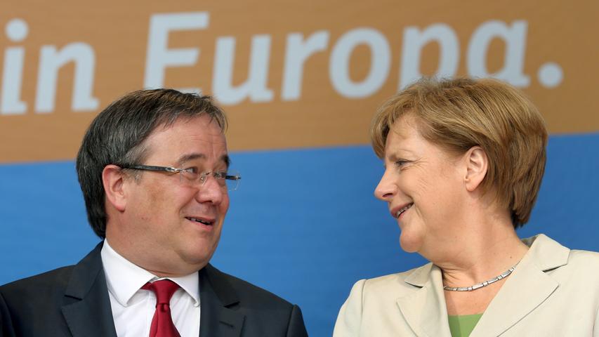 Konservative halten es für einen Nachteil, Parteistrategen für einen Vorteil: Armin Laschet ist ein Mann der Mitte und des Ausgleichs – und damit Angela Merkel nicht unähnlich. In der Integrations-, Familien- und Energiepolitik vertritt er vergleichsweise liberale Positionen – jedenfalls für einen CDU-Mann. 2020 geht er aus der Deckung und bewirbt sich um den CDU-Vorsitz, seine Kontrahenten heißen Friedrich Merz und Norbert Röttgen.