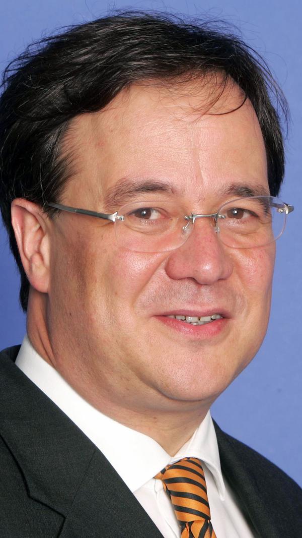 Mit 18 tritt Armin Laschet in die CDU ein. Zehn Jahre später schafft er es in den Aachener Stadtrat, als jüngster Ratsherr. Die Kommunalpolitik liegt ihm am Herzen. Bis 2004 bleibt Laschet dem Stadtrat erhalten, obwohl er da schon längst auch auf höheren politischen Ebenen aktiv ist.
